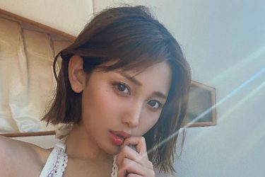 小島みゆ、日差し浴びる重量感バスト