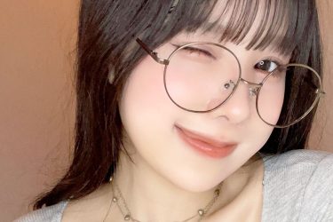 桃木兎羽、たわわ×ボインの丸メガネウィンク