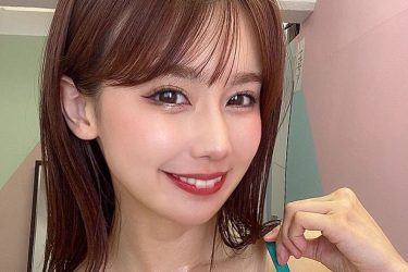 相原美咲、テカ艶バストでにっこり