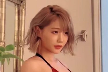 篠原みなみ、赤ビキニで大人の色香