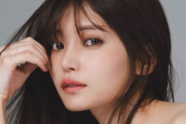 似鳥沙也加、アップで魅せる美貌と谷間