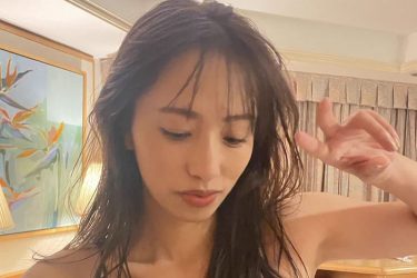 高梨瑞樹、素の表情と美スタイル