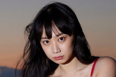 相沢菜々子 、岩場で強めの美スタイル