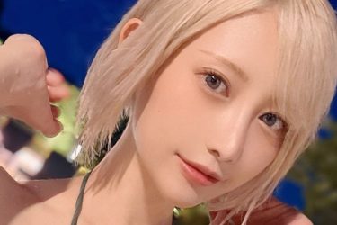 篠崎こころ、ナイトプールの金髪女神