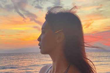 相原美咲、夕暮れビキニ美女