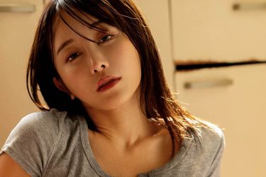 いくみ、パンツをグイっと…扇情的な艶カット