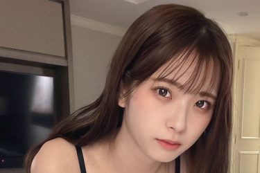 紅羽りお、はだけシャツの黒ランジェリー