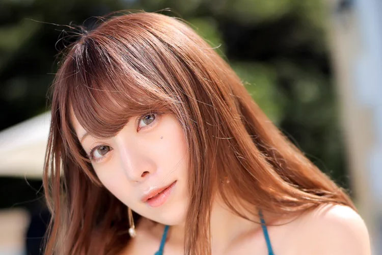 宮本彩希、プールに映える艶バストの画像1