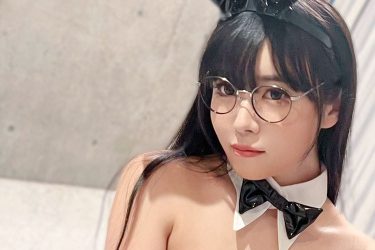 東雲うみ、メガネをかけたエナメル黒バニー