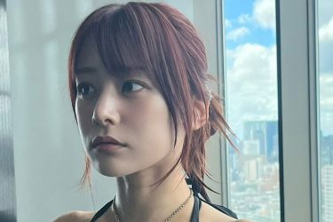 福岡みなみ、水面に浮かぶ美ボディ