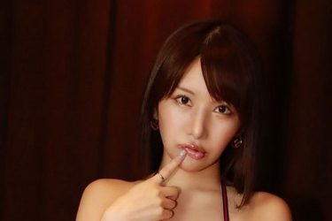 琴井ありさ、キュート&強めのM字開脚