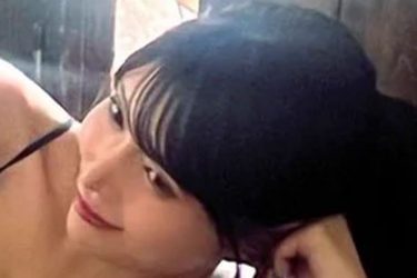 似鳥沙也加、V字衣装で至福の寝姿