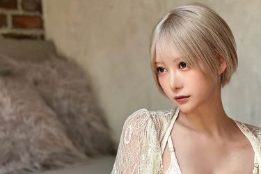 篠崎こころ、芸術的美白ボディ