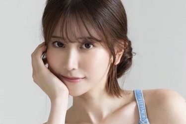 名取くるみ、大胆すぎる裸サロペット