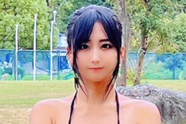 柳丸、堂々たる石の上の大胆開脚