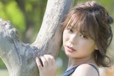 和地つかさ、競泳水着で木登り…⁈