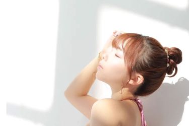 堀江りほ、眩しいサイドヒップ