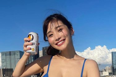 高橋凛、青空の下で初ビールグラビア