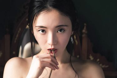 園都、肩紐を咥え…衝撃の袋とじ予告