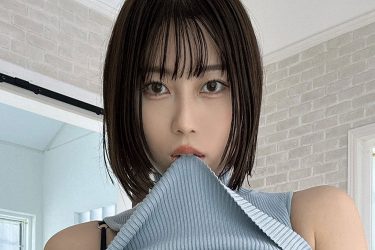 伊織いお、咥えニットで「んむ」