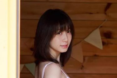 伊織もえ、極上の美脚ショット