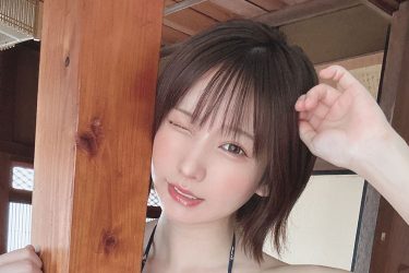 えなこ、柱でムギュっと…