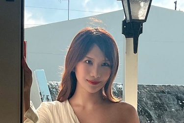 琴井ありさ、衝撃の「片パイ露出」