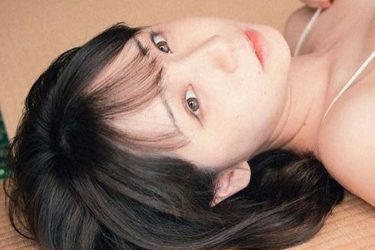 伊織もえ、仰向け純白ランジェリー