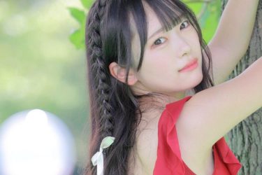 桜井もも、大きな木の下で…プリプリ小ぶりヒップ