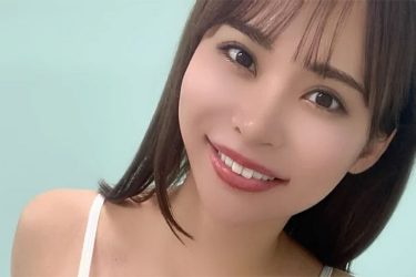 比留川マイ、ハイレグ水着でにっこり