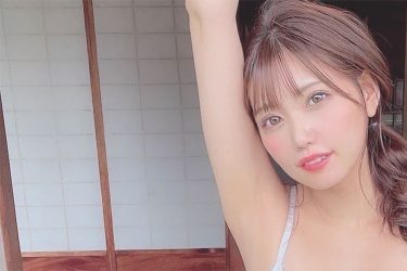 篠原冴美、玄関先で美ボディ大開放