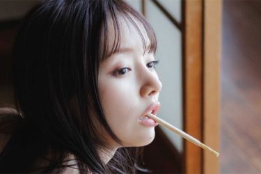 上田操、ポッキー咥え…甘々なバックショット