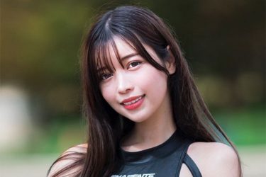 七瀬なな、競泳水着×網タイツの極上美脚