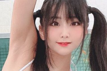 柳丸、風呂場であっぱれ180度開脚