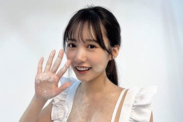 横野すみれ、粉まみれの美バスト