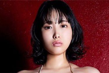 浅川まりな、三角ビキニの極上美脚