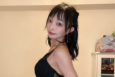 まいてぃ、黒ランジェリーのド迫力ヒップ