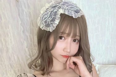 篠原みなみ、にっこり大胆な捲り上げ