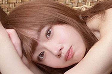 白川のぞみ、猫のポーズで極上の癒し