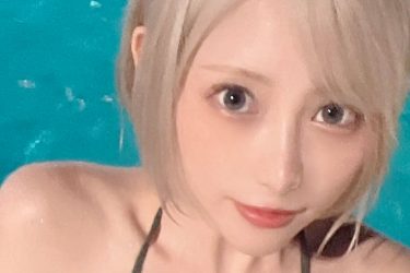 篠崎こころ、上目遣いの完璧ビジュ