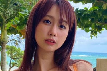 相原美咲、半脱ぎキャミの眼帯ビキニ