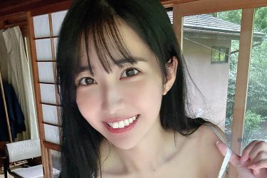 天羽希純、ポロリ寸前…肩紐外し