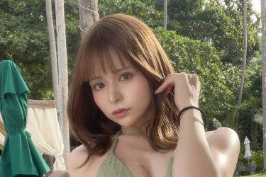 紅羽祐美、肉感的下半身で圧巻のM字