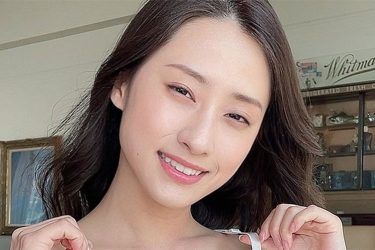 澄田綾乃、肩紐引っ張り…誘惑ボディ