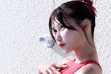 朝比奈りる、瑞々しく強めのハイレグ競泳水着