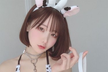 けんけん、牛コスの魅惑的谷間