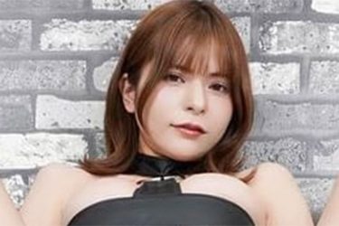 紅羽祐美、十字衣装で堂々たるM字