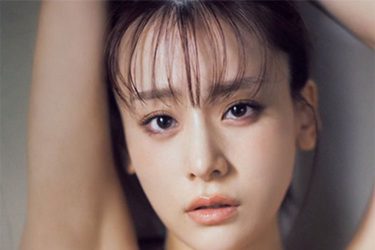 福岡みなみ、ビジュ炸裂…眼帯ビキニ美女