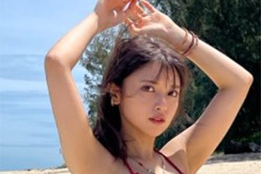 まるぴ、赤ビキニで美ボディ大開放