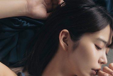 真中つぐ、しっぽり仰向けショット